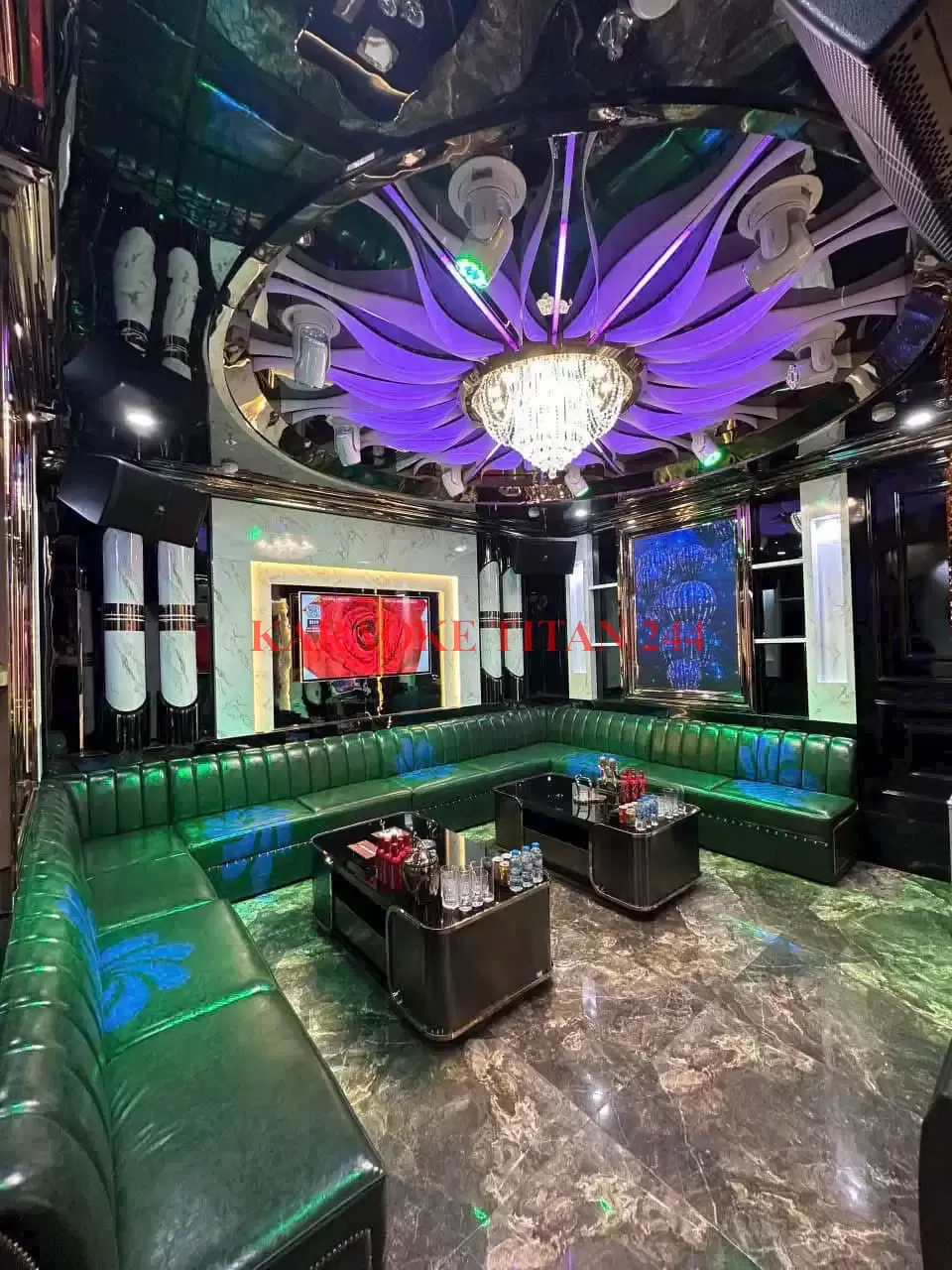 Không gian phòng hát sang trọng, hiện đại